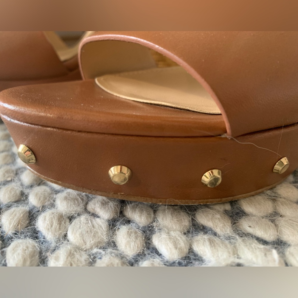 Minimal wear, wedge height approx. 4” with a 1” platform. Simple and sexy